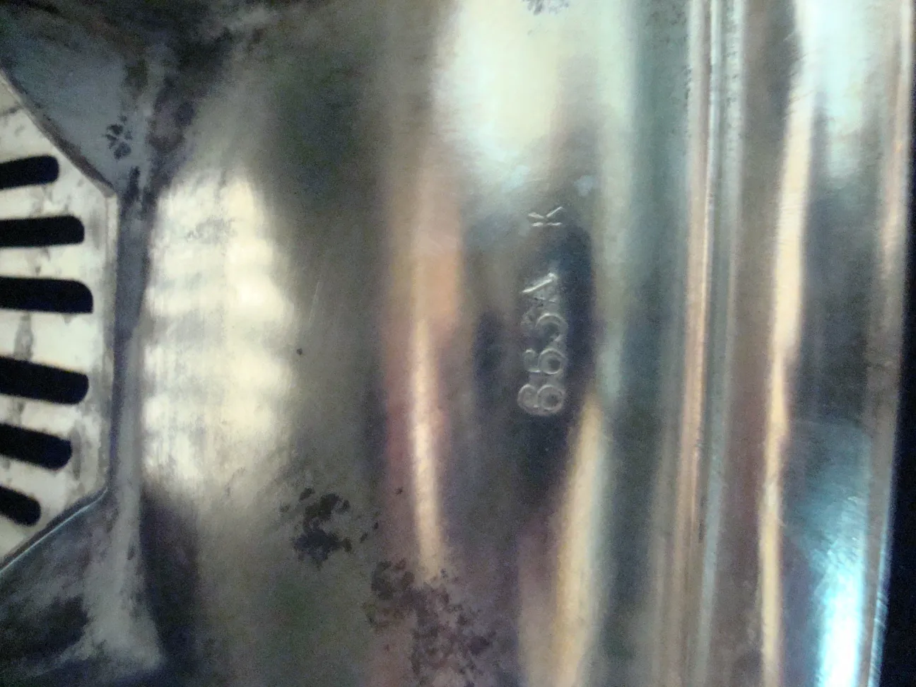 اثنان من المزهريات القديمة على طراز الفن الجديد مفصولة.