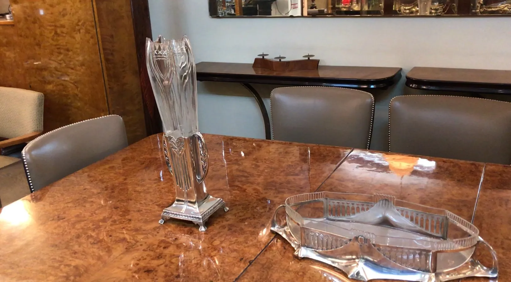 dois vasos antigos com design art nouveau em uma mesa