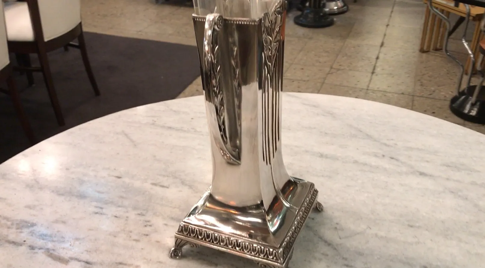 Deux vases anciens avec une finition brillante et élégante, entourés d'un environnement accueillant.