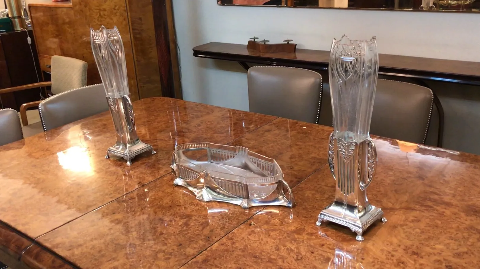 테이블에 놓인 두 개의 고대 아르누보 스타일 꽃병.