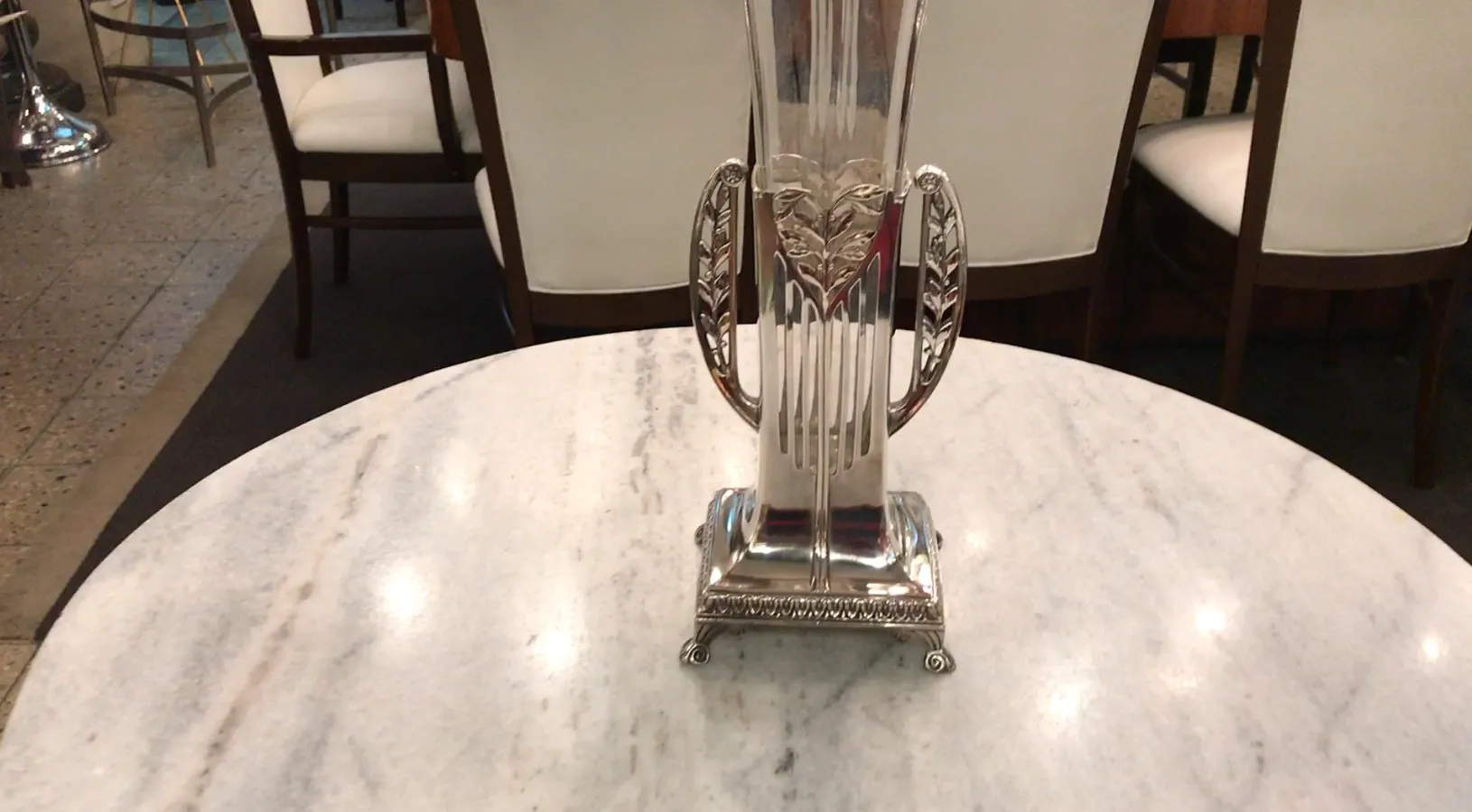 Vases antiques avec des détails complexes dans le cadre