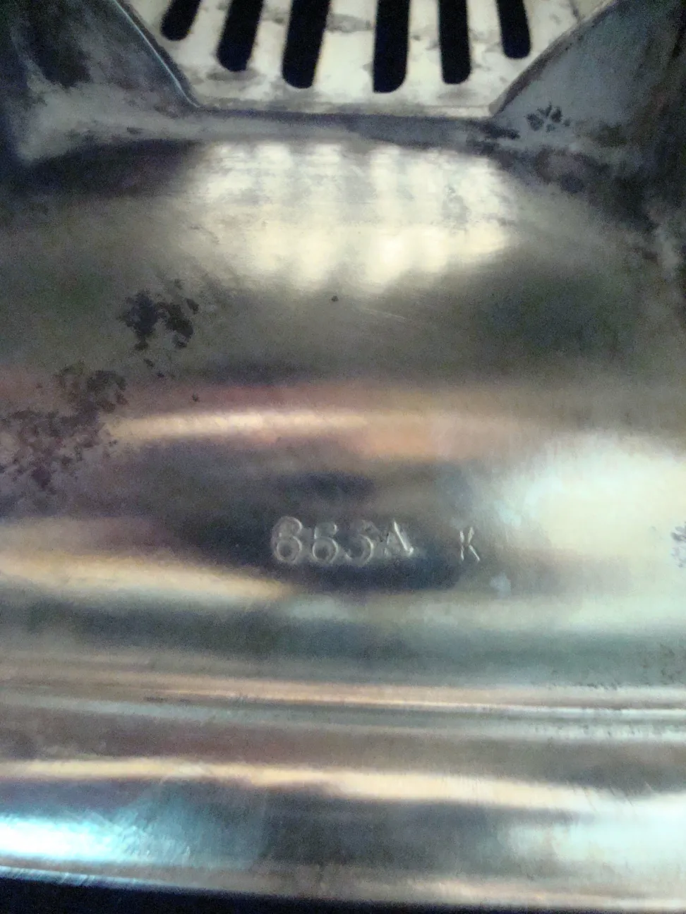 اثنين من المزهريات العتيقة بتصميم آرت نوفو في بيئة كلاسيكية.