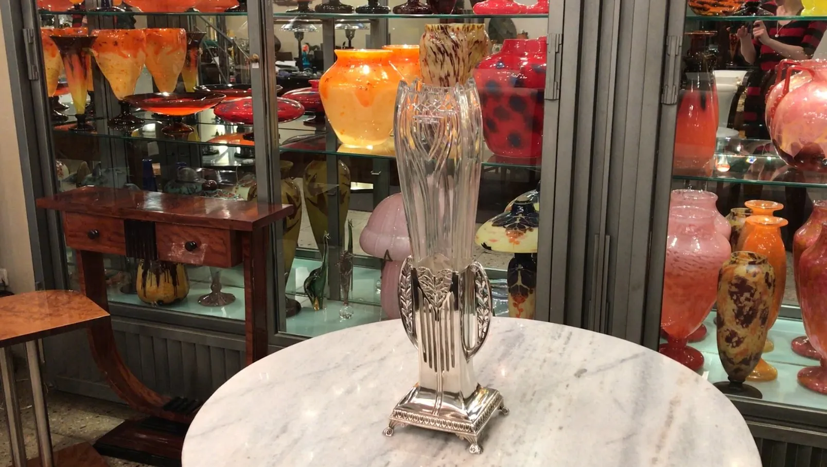 Dois vasos antigos em estilo Art Nouveau, decorados, em um ambiente elegante.
