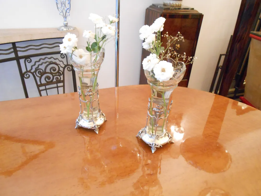 Deux vases anciens art nouveau avec des fleurs blanches