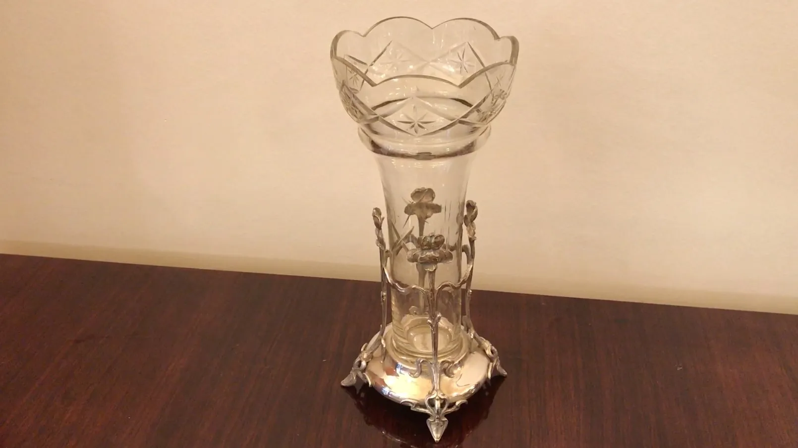 2 vases anciens avec un design élégant et une base florale, dans un cadre confortable.