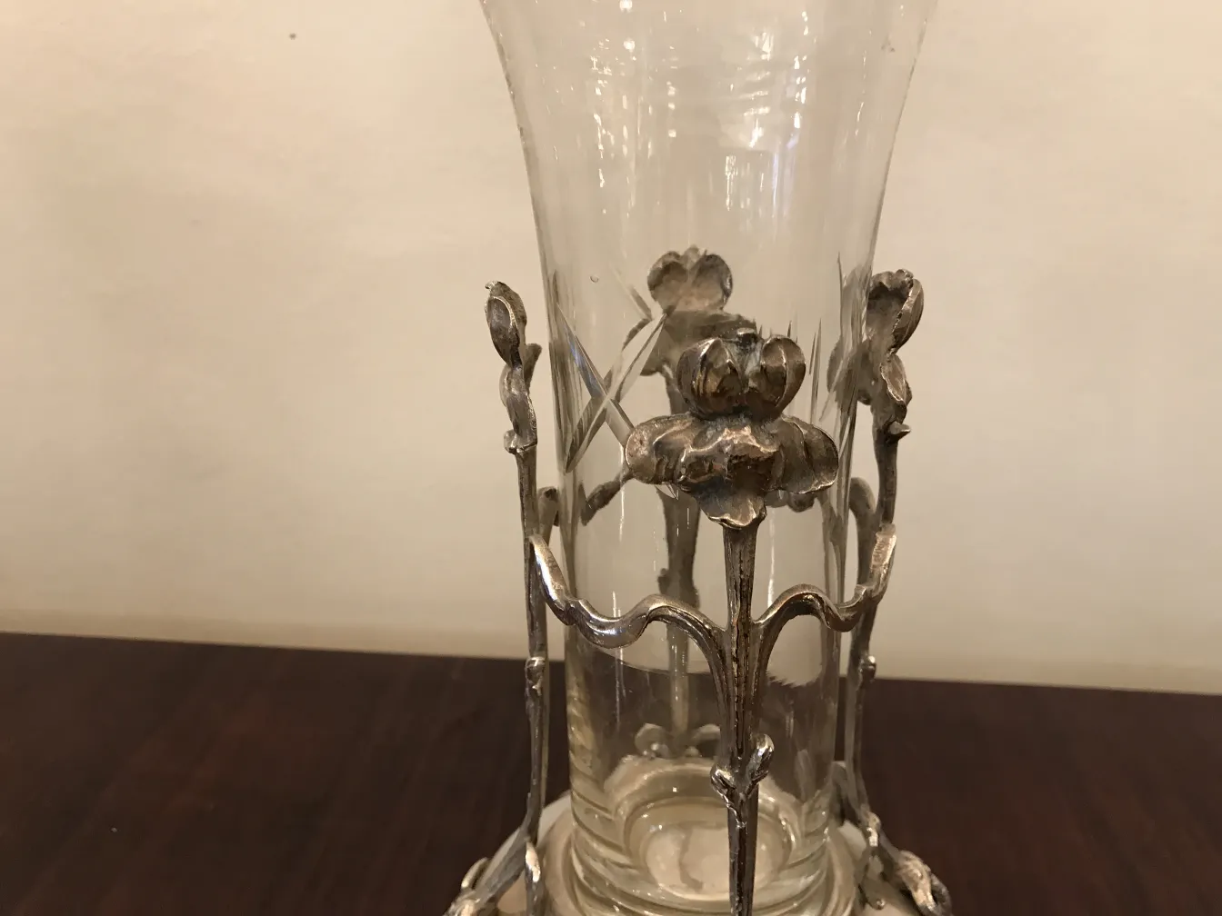 Antiquitäten, zwei Vasen im Stil des Art Nouveau, mit Blumen verziert.