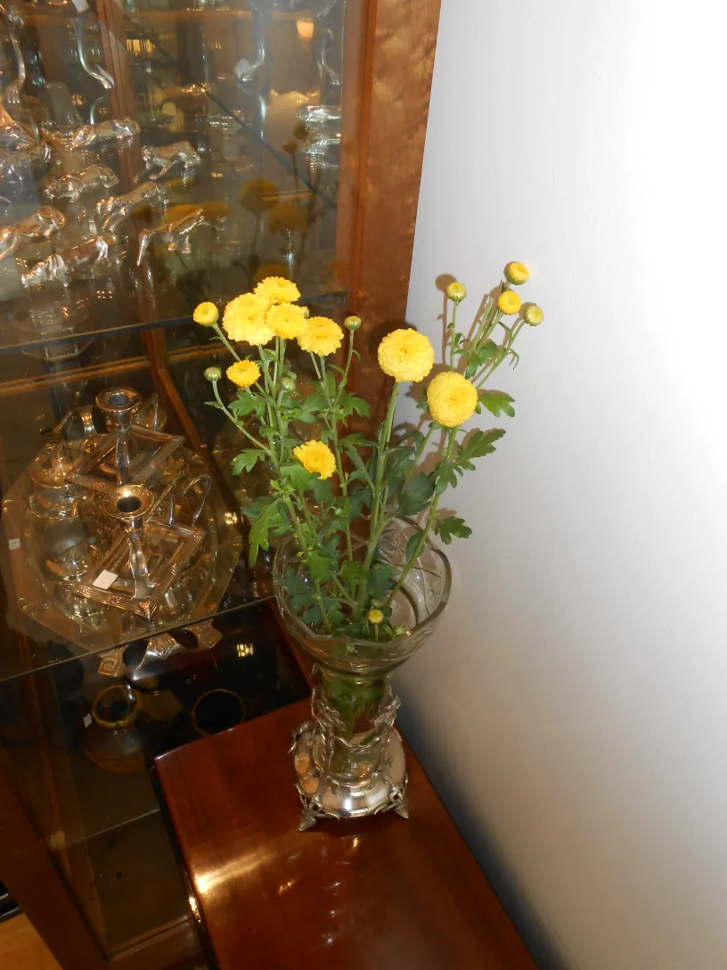 dois vasos antigos com flores amarelas em um ambiente elegante