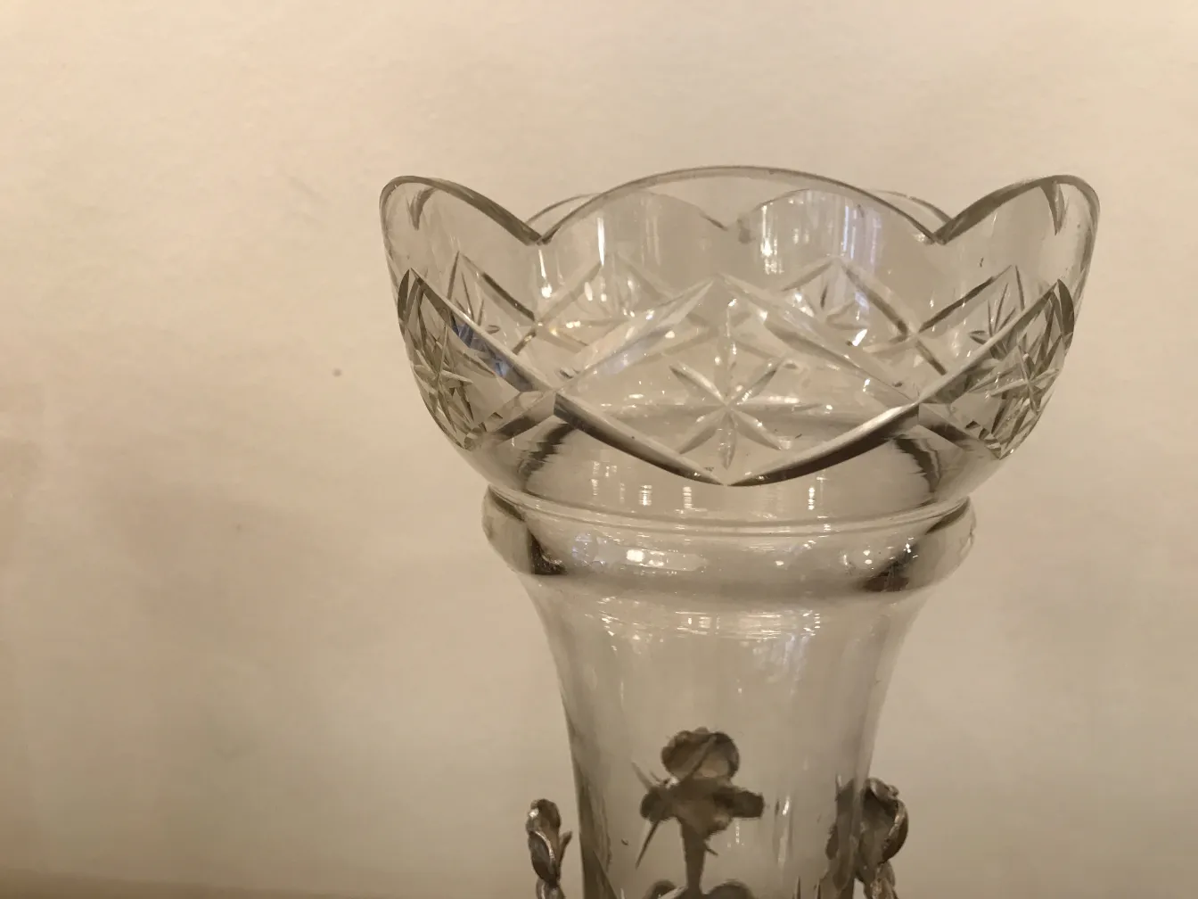 dois vasos antigos com design Art Nouveau
