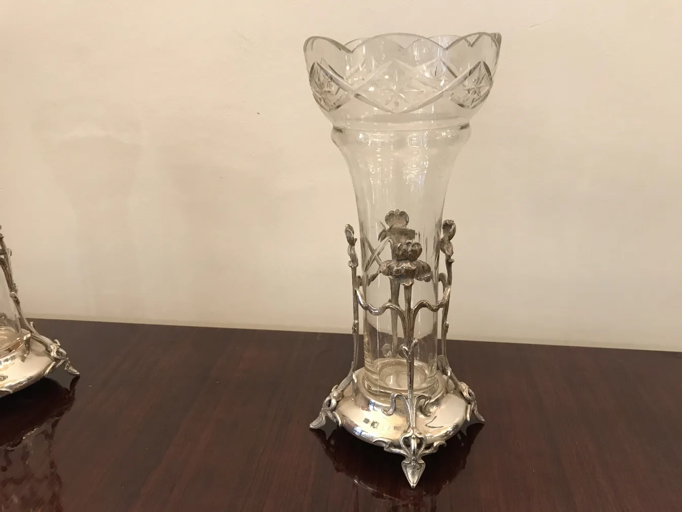 2 vasos antigos com forma elegante e design art nouveau, rodeados de um ambiente acolhedor.