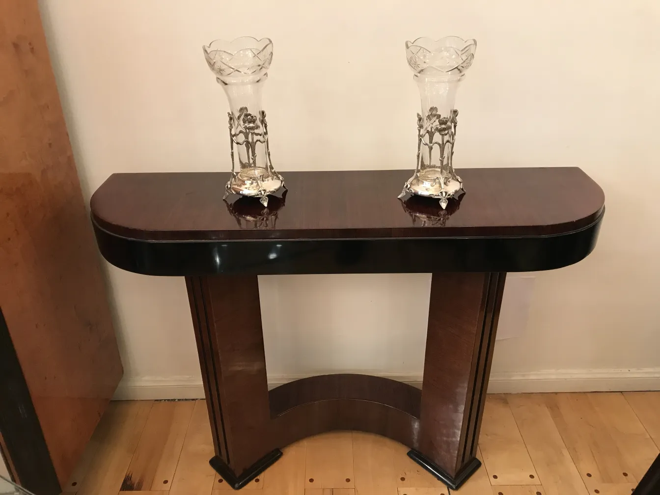 Par de floreros antiguos art nouveau sobre una mesa