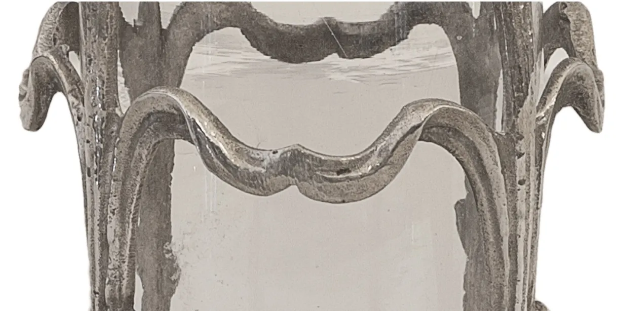 दो प्राचीन फूलदान कला नवाचार के डिजाइन के साथ एक सुरुचिपूर्ण सेटिंग में।