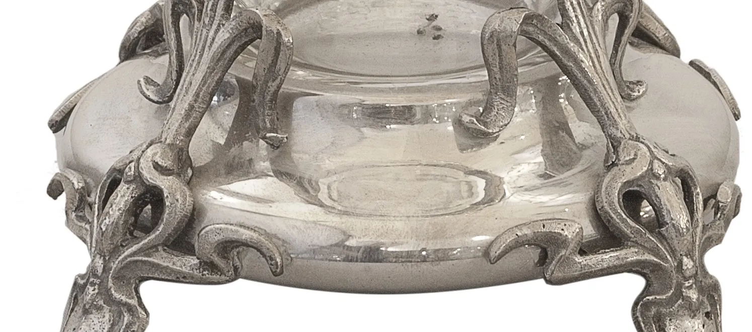 dois vasos antigos com detalhes ornamentais