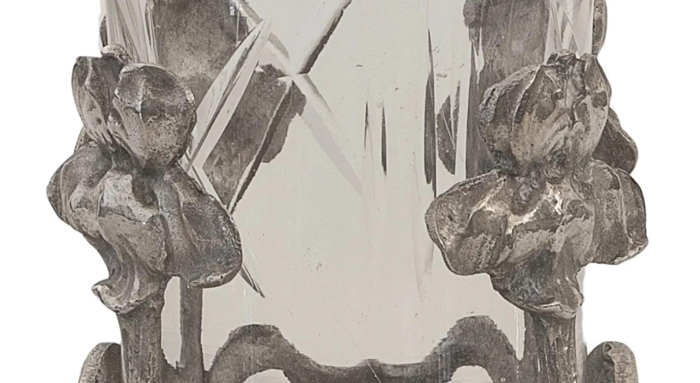 zwei antike Vasen im Art Nouveau-Stil mit dekorativen Blumen, vor neutralem Hintergrund.