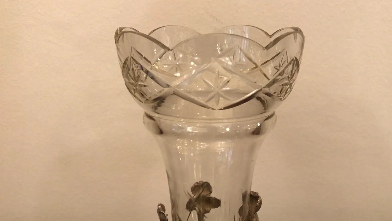 dois vasos antigos art nouveau com design decorativo