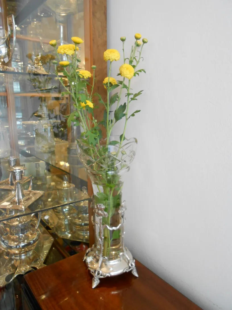 zwei antike blumenvasen mit gelben blumen in einer eleganten umgebung