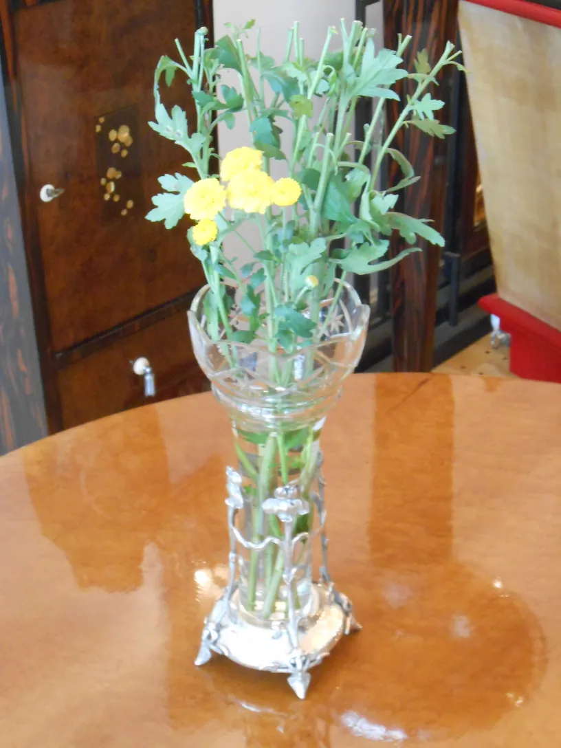 dois vasos antigos decorativos art nouveau com flores amarelas