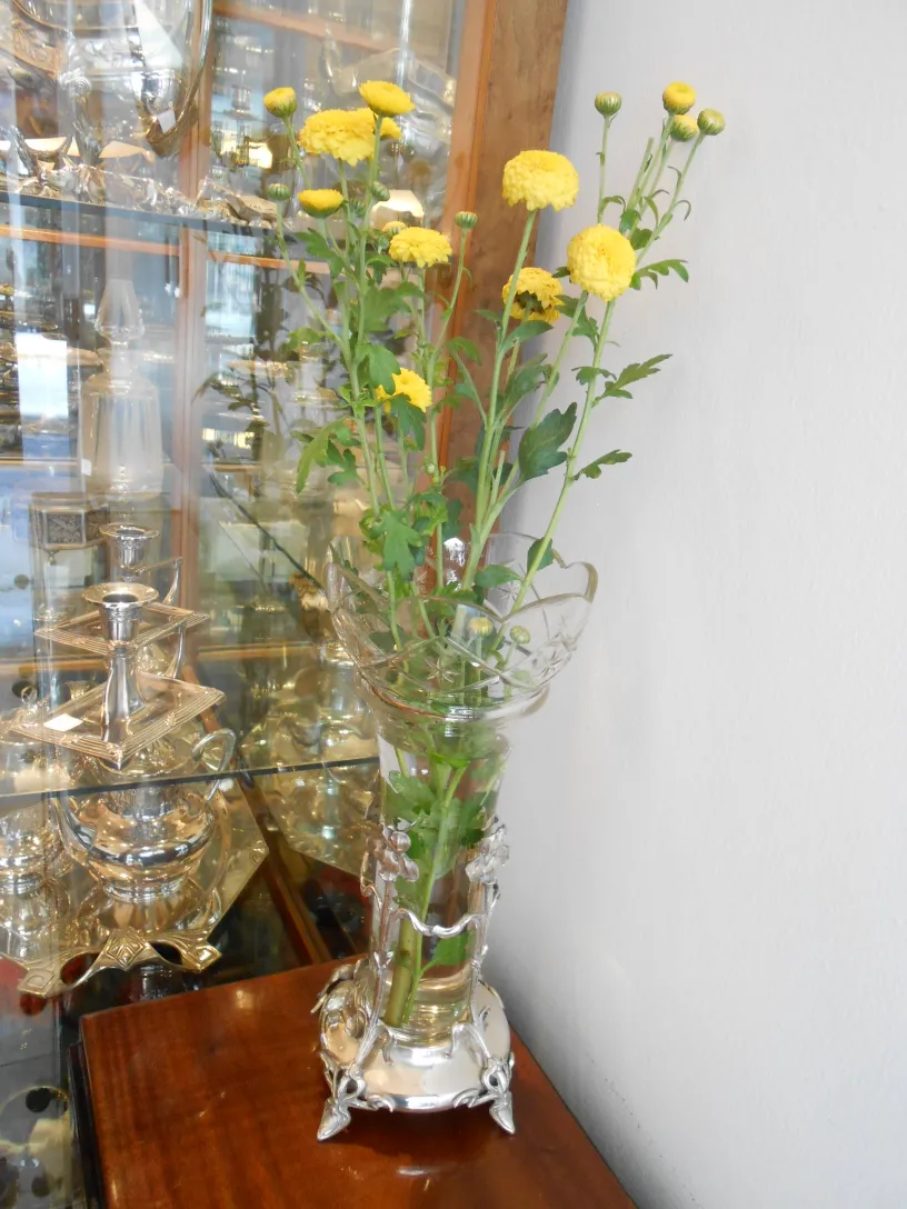 Zwei antike Vasen mit dekorativen gelben Blumen.