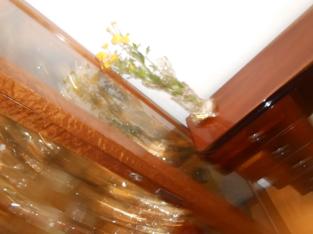 Zwei antike Vasen art nouveau mit gelben Blumen in gemütlicher Umgebung.