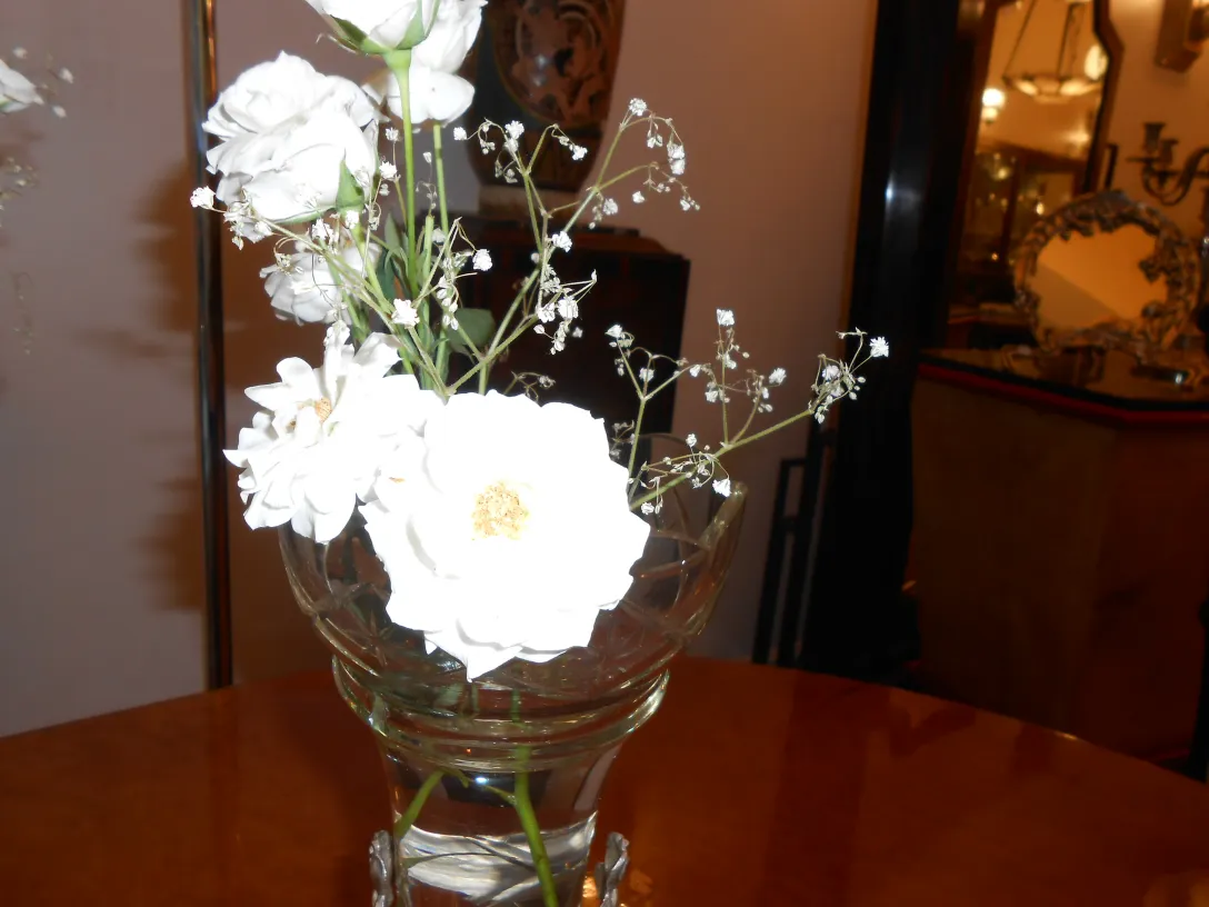 白い花が入った2つのアンティーク花瓶