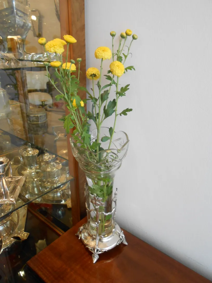 2 vasi antichi con fiori gialli in un ambiente elegante