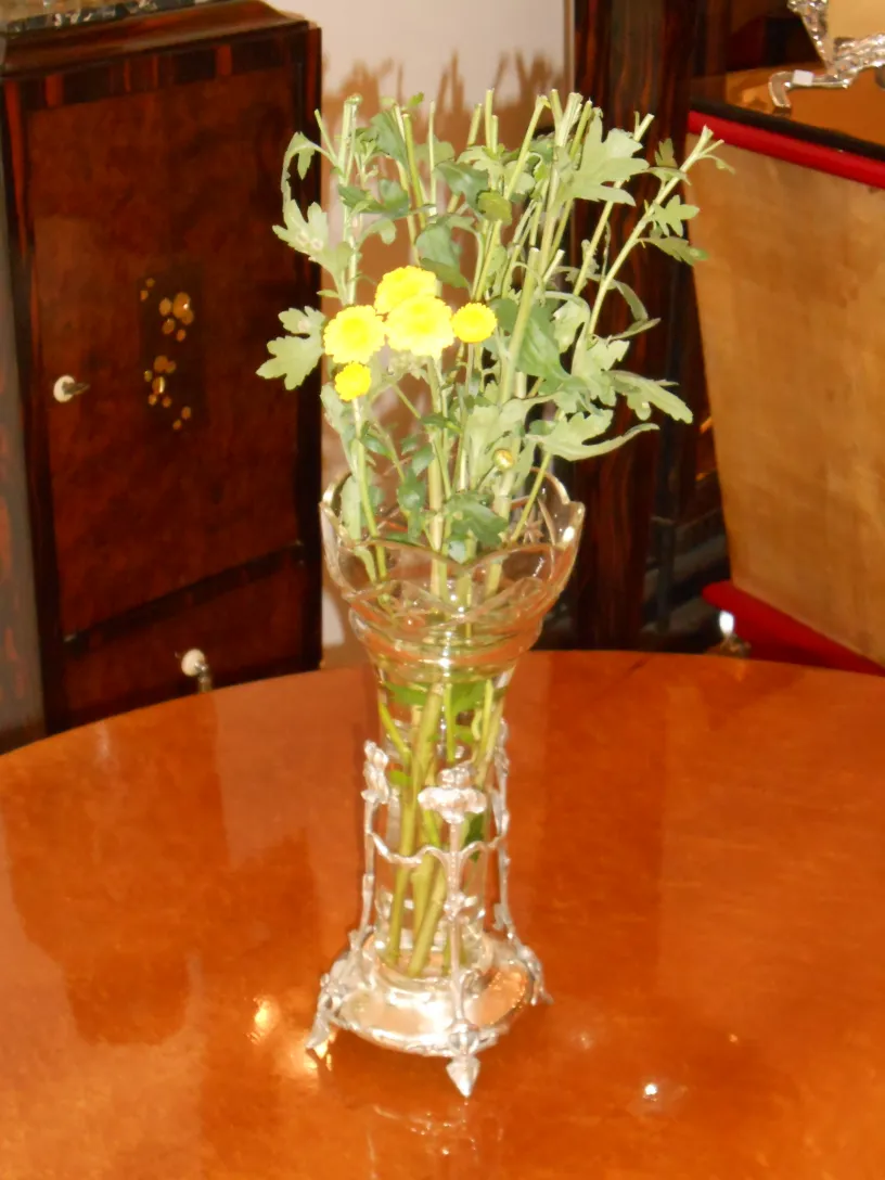 Deux vases anciens avec des détails de décoration Art Nouveau sur une table