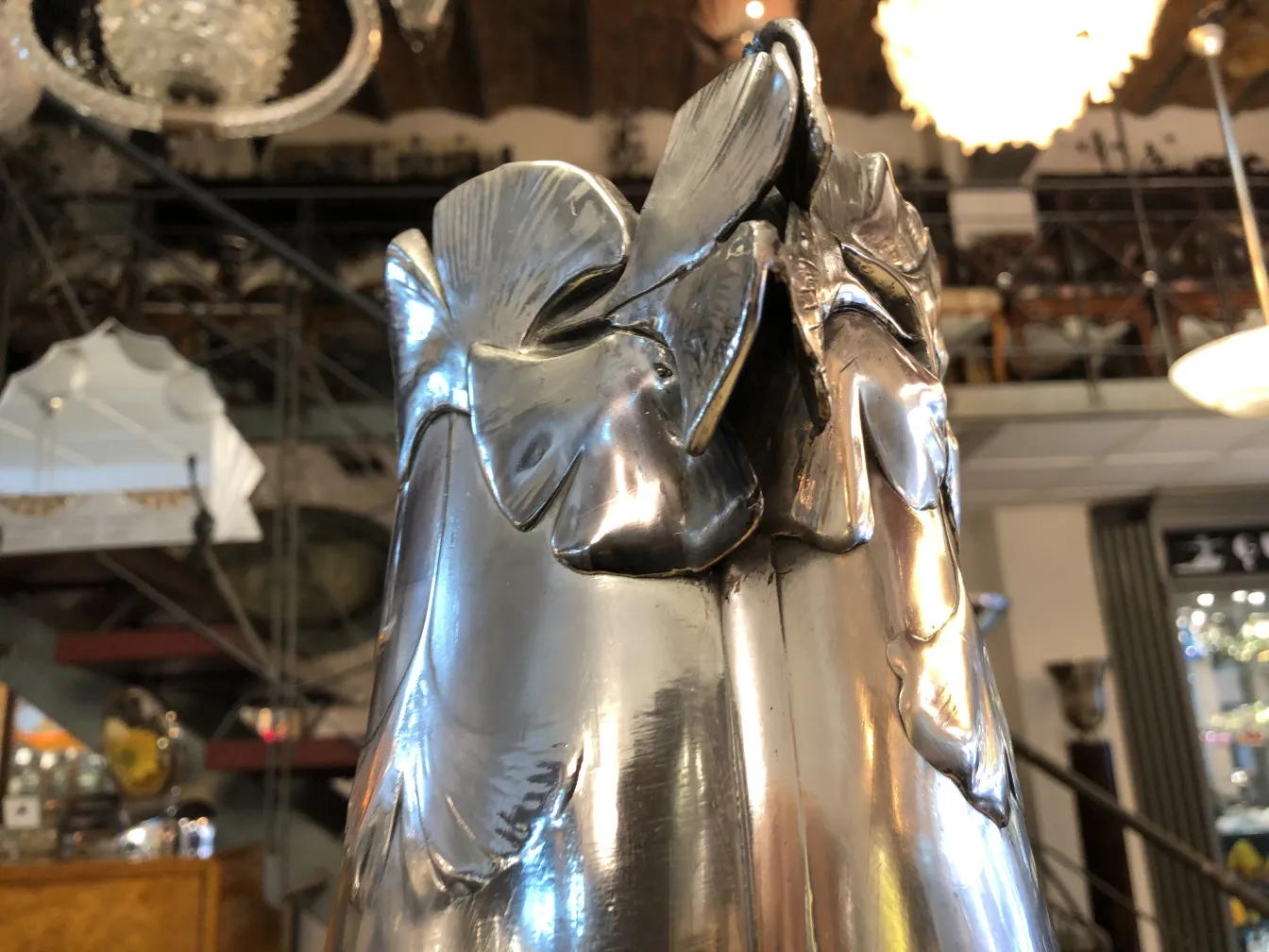 위에 꽃 세부 사항이 있는 고전 꽃병