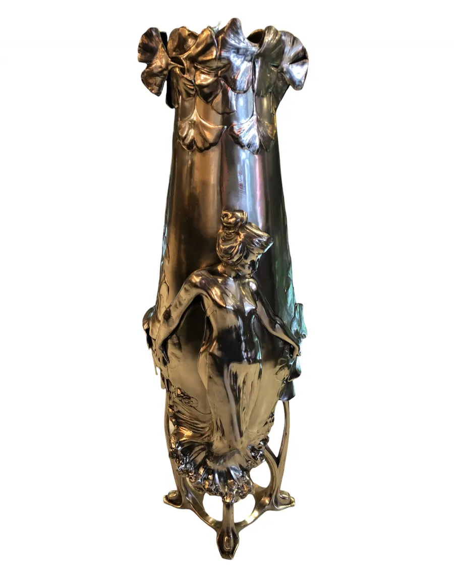 vaso antico decorato con figura e foglie