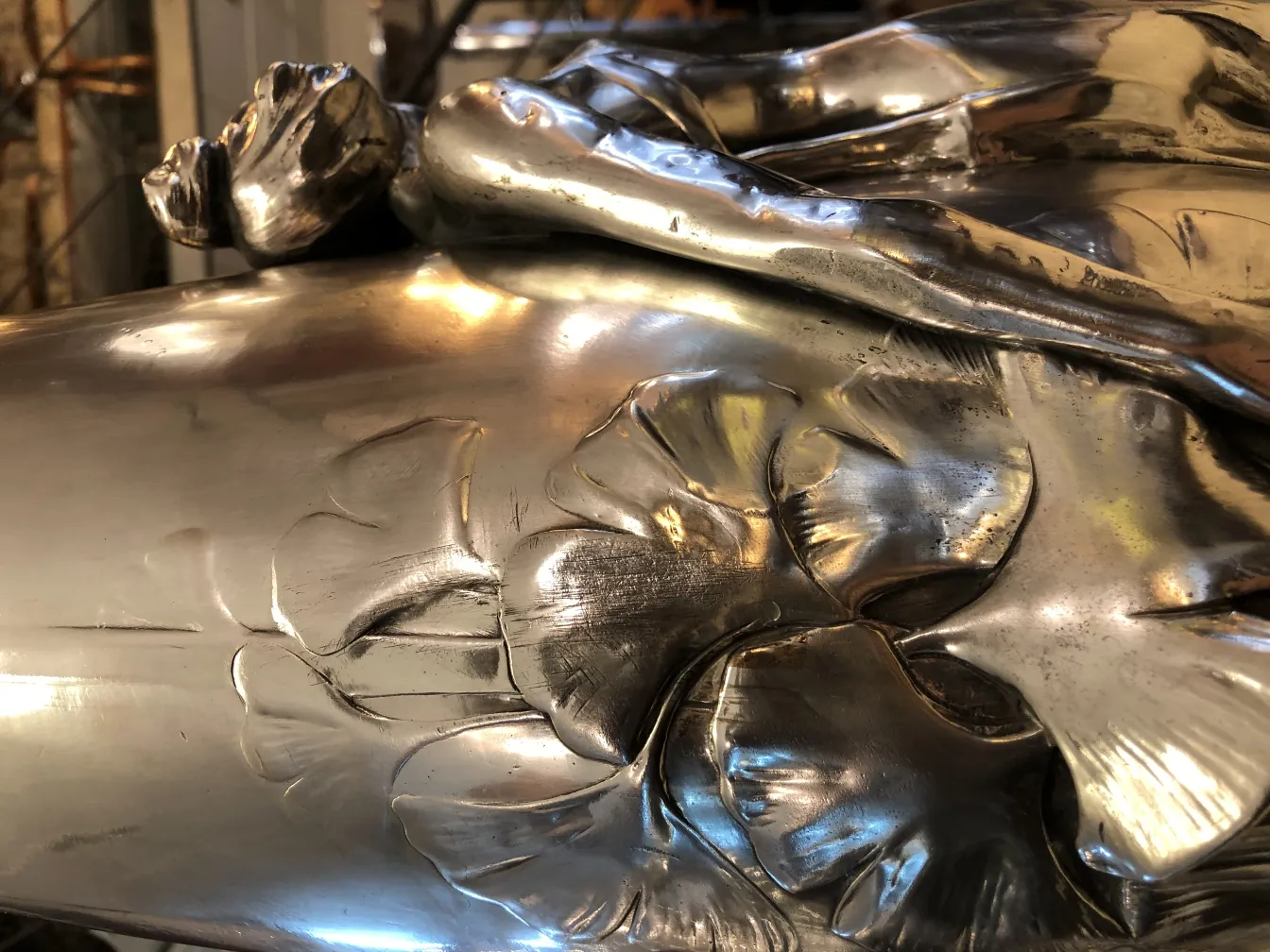 vaso antigo com flor artística em relevo