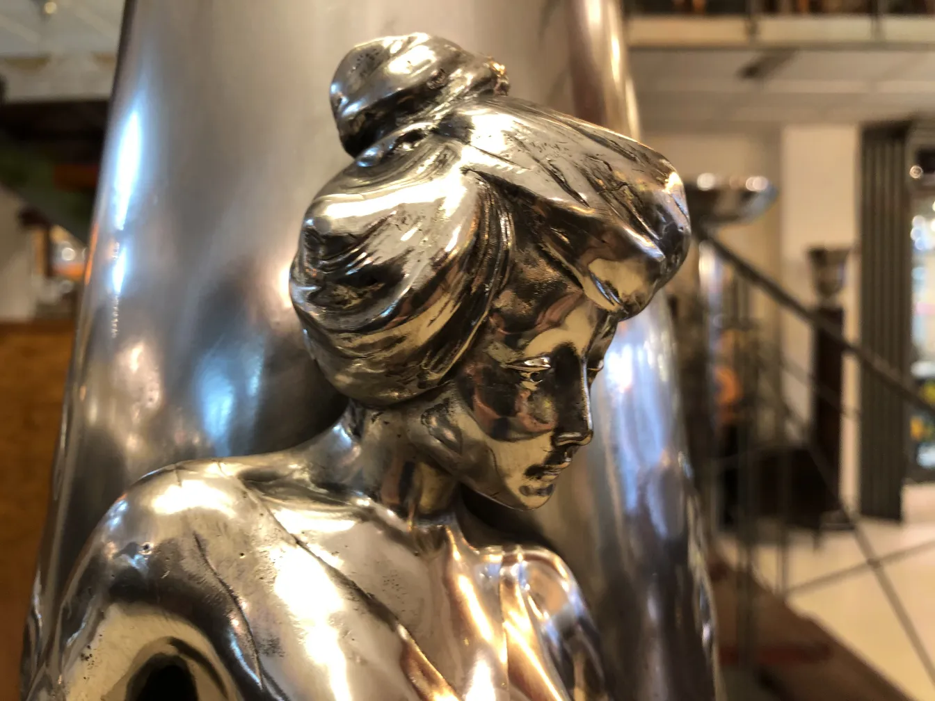 Vaso antico con figura decorativa in stile Art Nouveau.