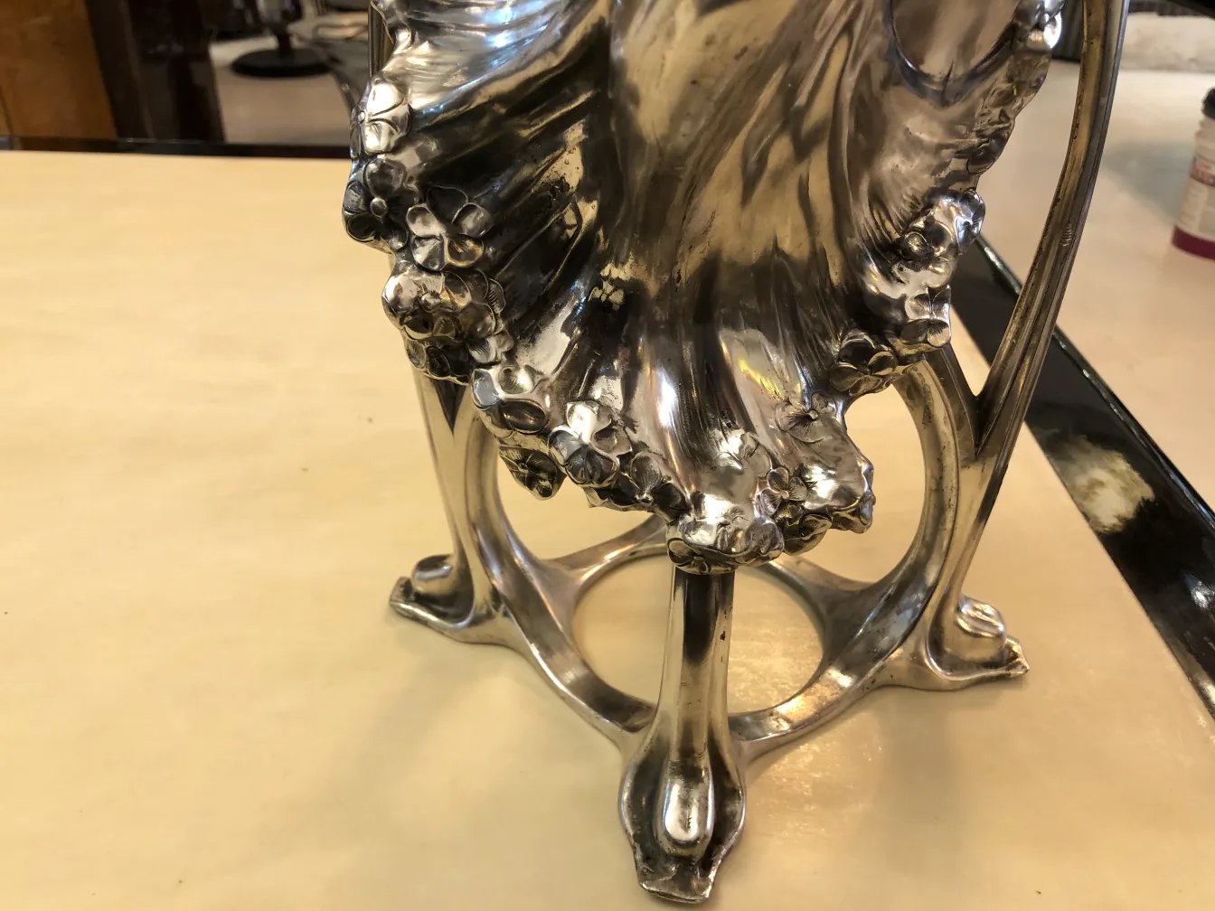 vaso antico con forma elegante e dettagli floreali