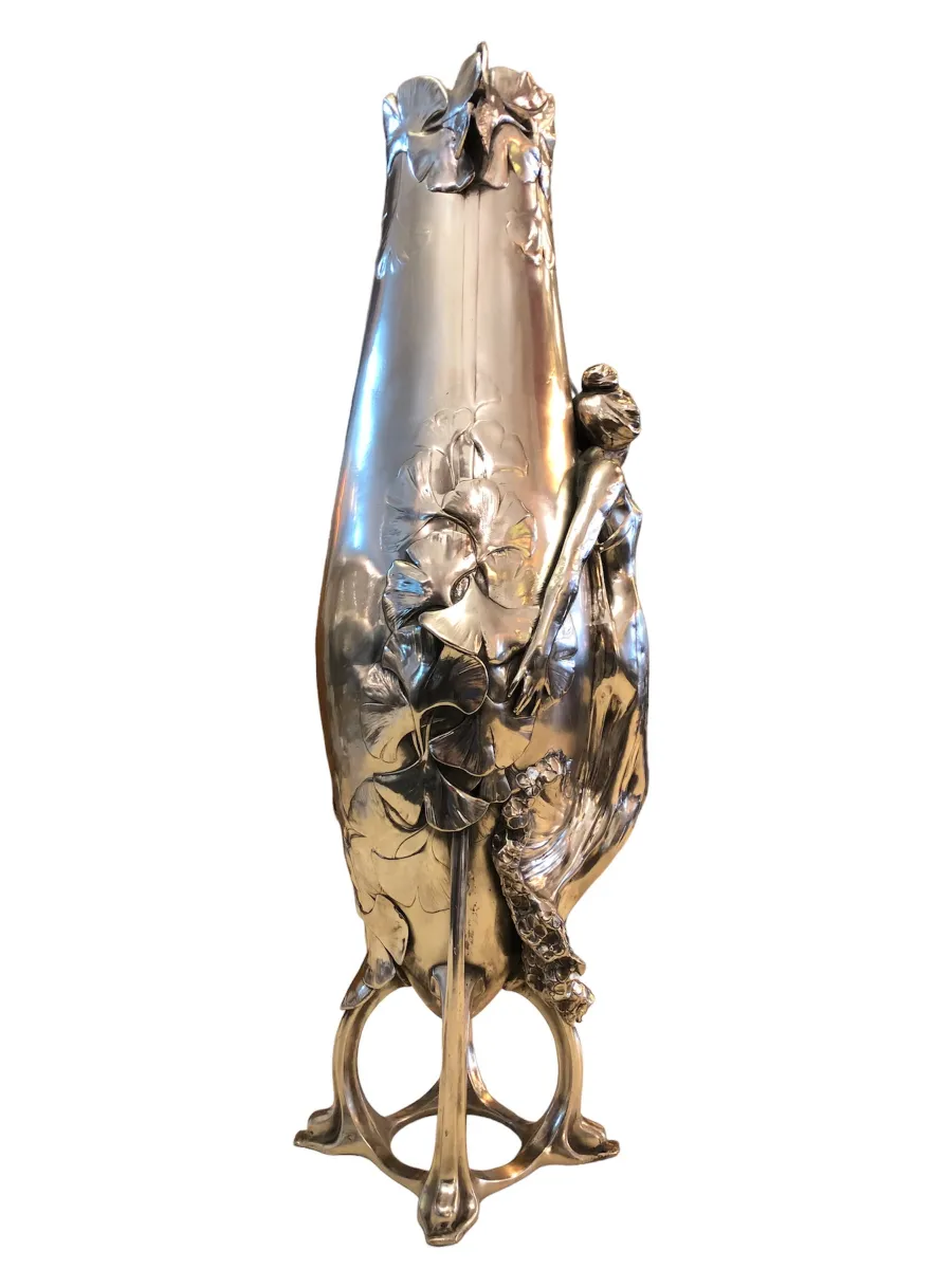 장식용 고전 꽃병과 여성 형상이 있는 Art Nouveau 스타일