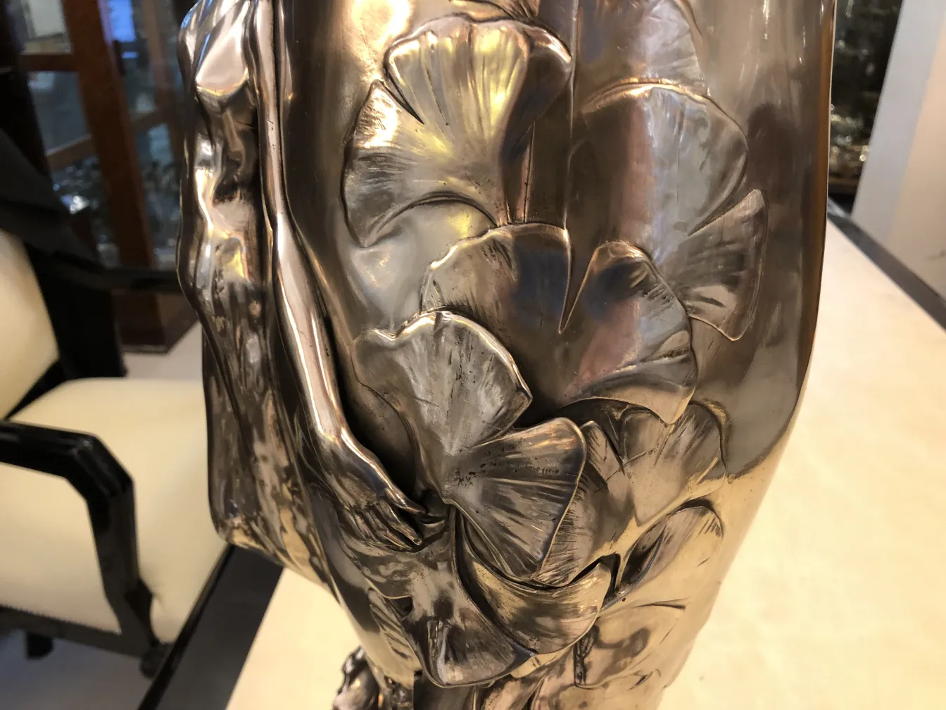 vase ancien art nouveau décoré de fleurs sculptées