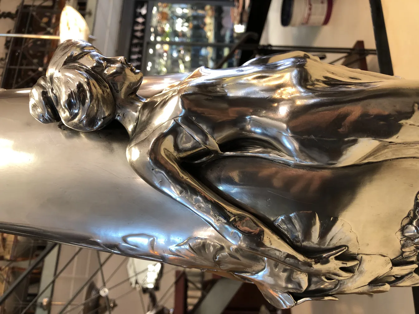 antike Vase im Art-Nouveau-Stil mit dekorativer Figur und Blumen