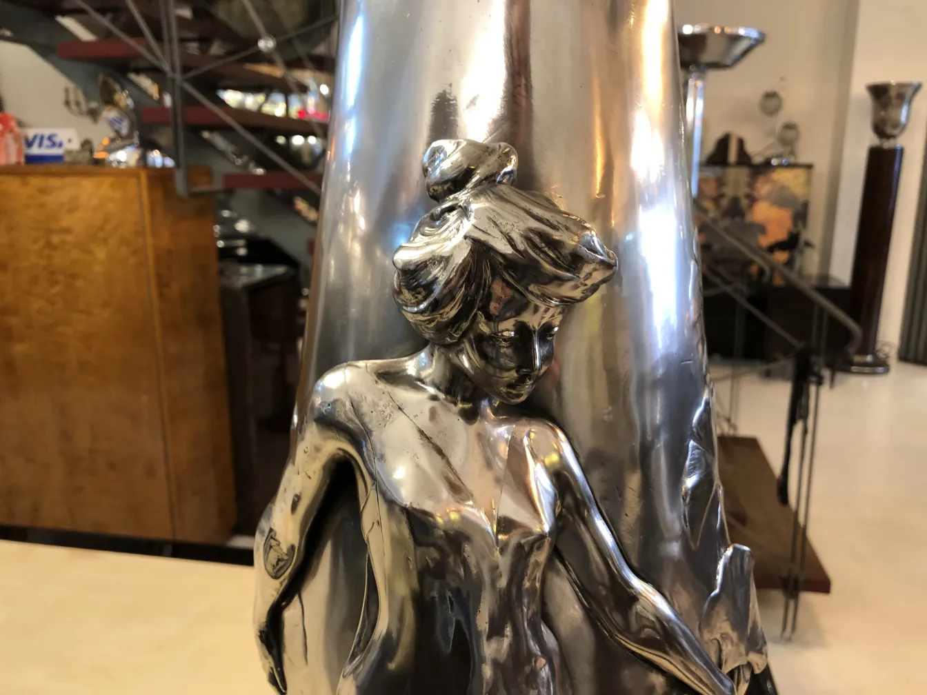 vaso antico art nouveau con figura femminile dettagliata in metallo