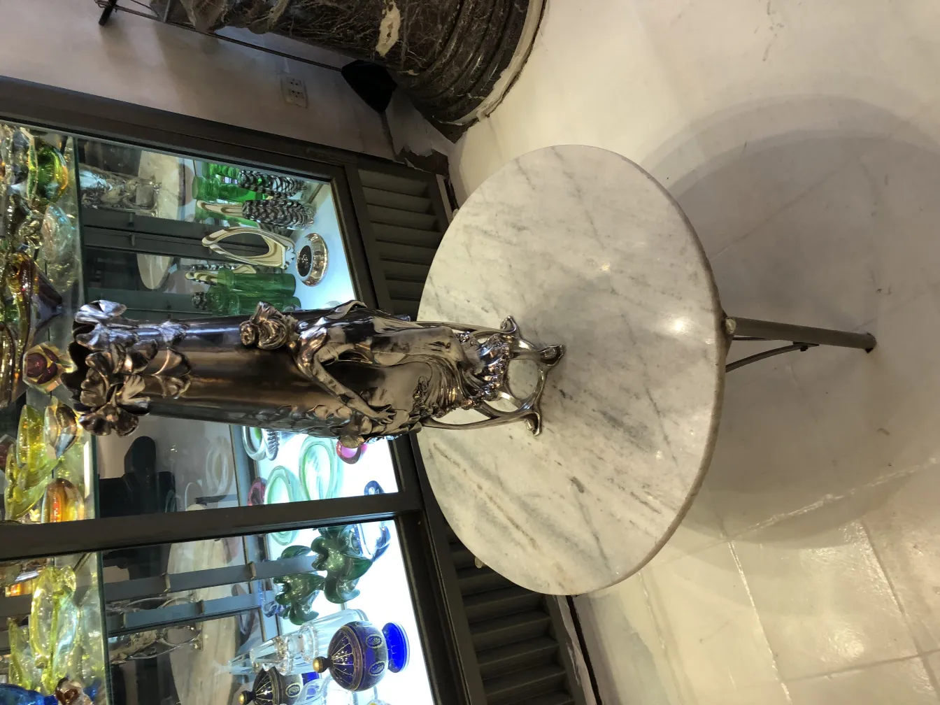 vase antico art nouveau con decorazioni eleganti in un ambiente di antiquariato