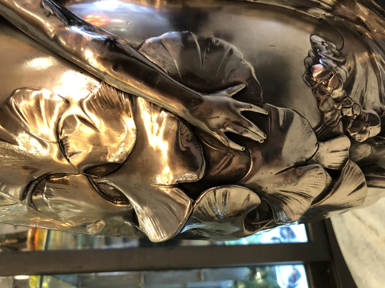 Antike vase mit kunstvollen Art Nouveau-Details, geschmückt mit Blättern und Blumen