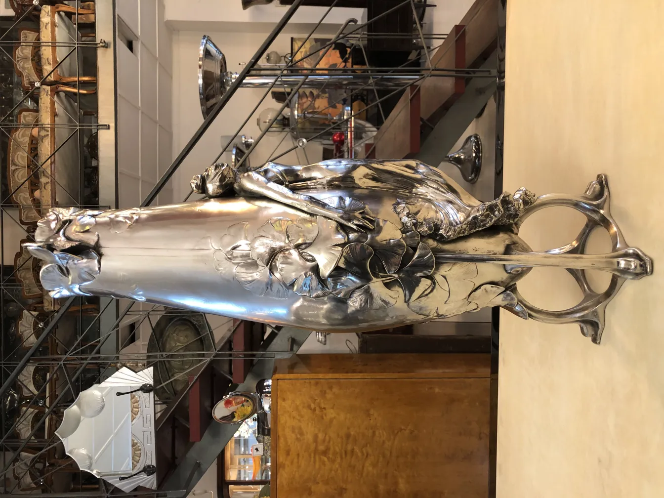 复古艺术新风格花瓶，细致的花卉设计