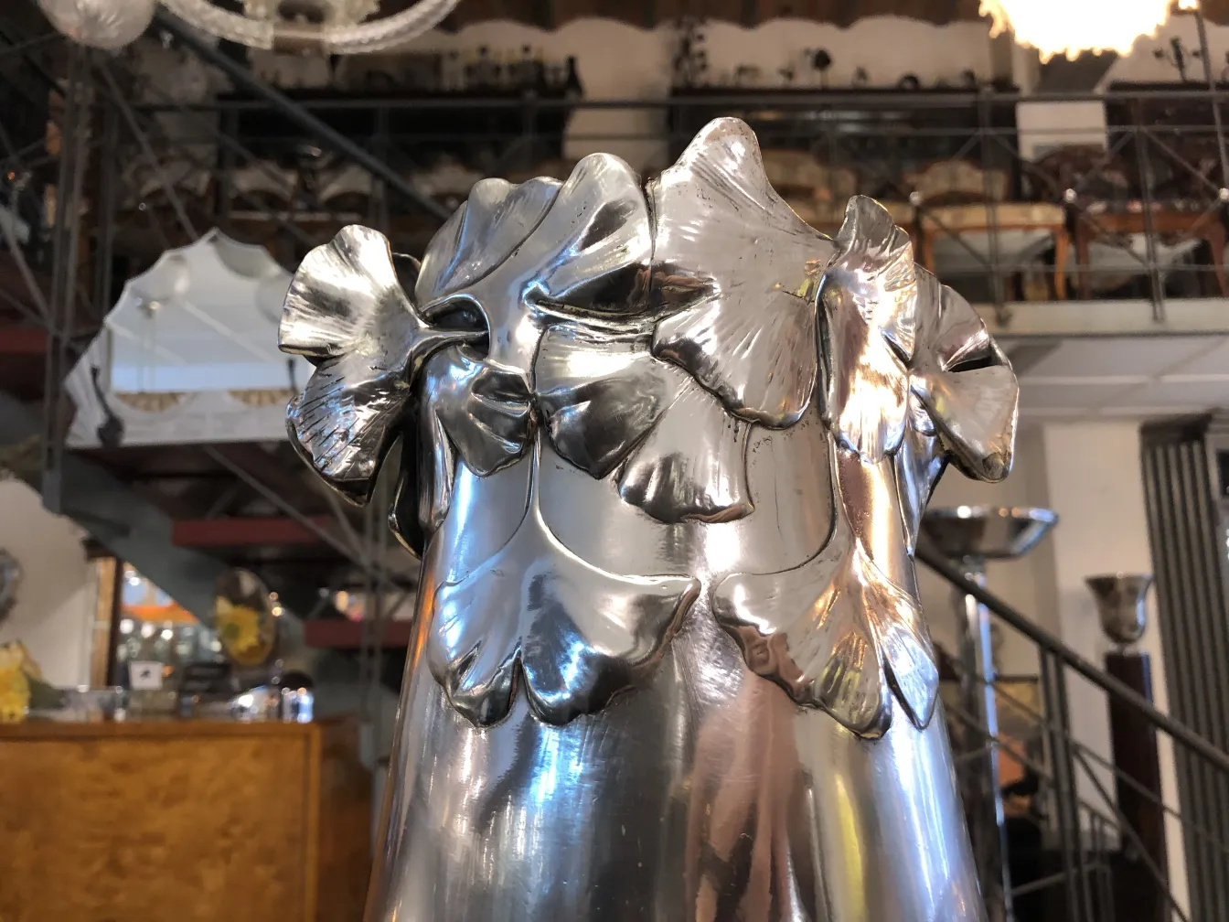 Antike vase mit Blätterdesign, elegantes Ambiente