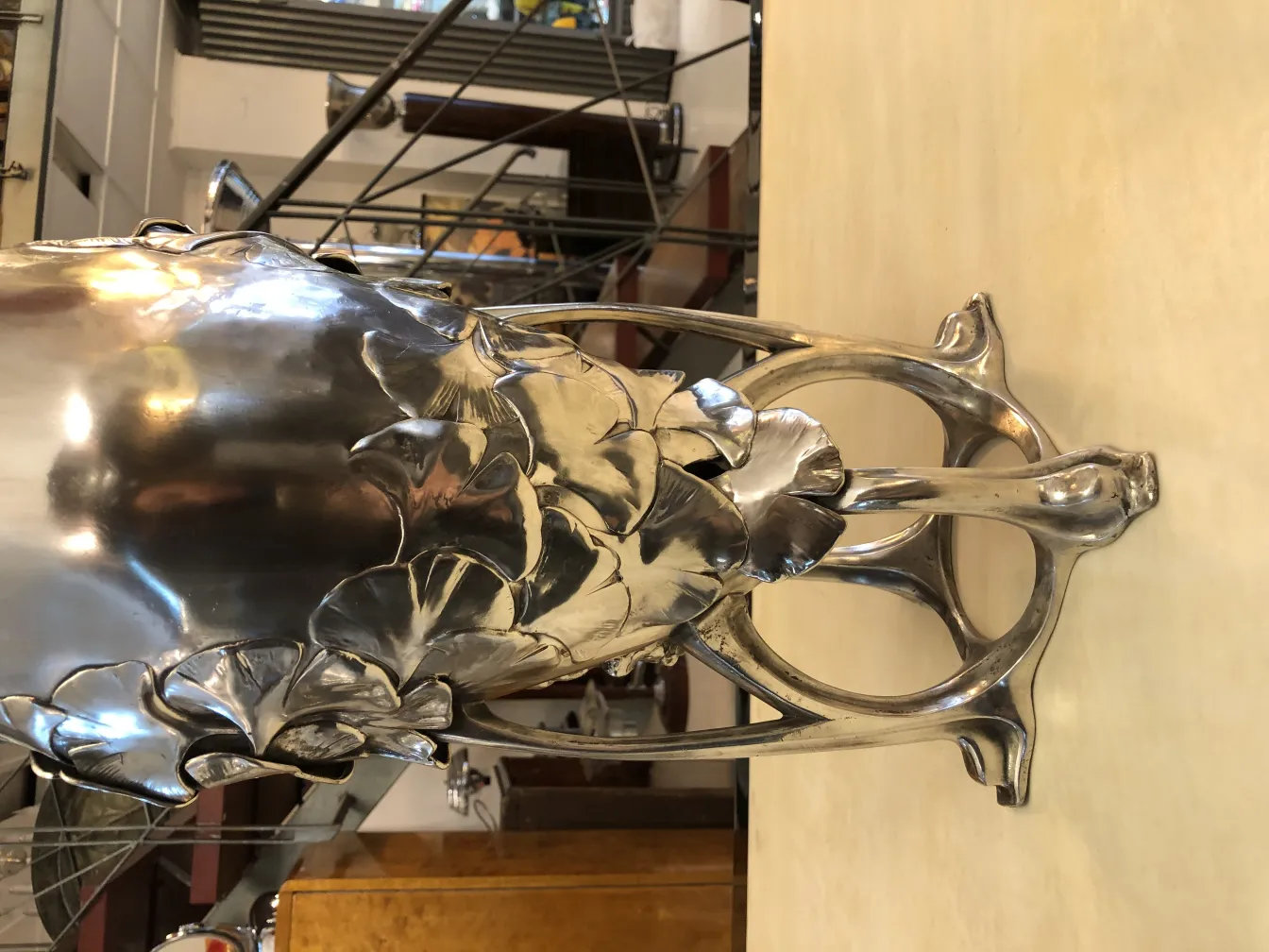 vase antico decorato con dettagli complessi in stile art nouveau