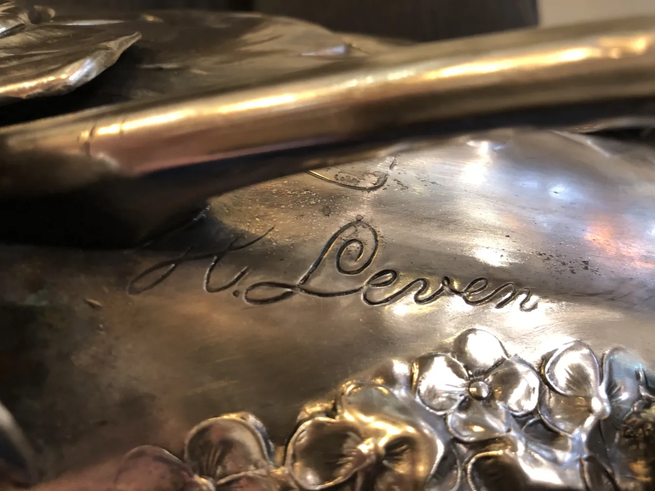 vase antico art nouveau con fiori intagliati e dettagli unici