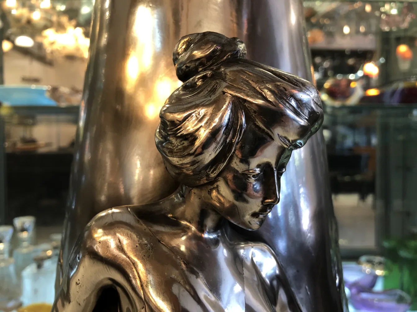 antike vase mit weiblicher figur dekoration, art nouveau unscharfer hintergrund