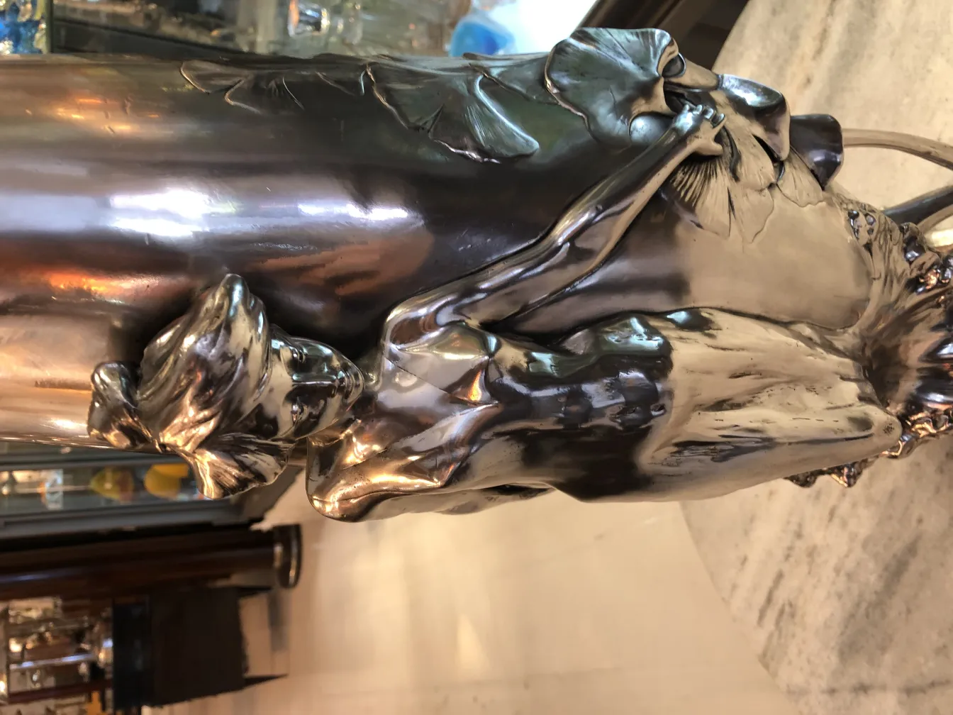 vase antico decorato con dettagli art nouveau, ambientazione elegante