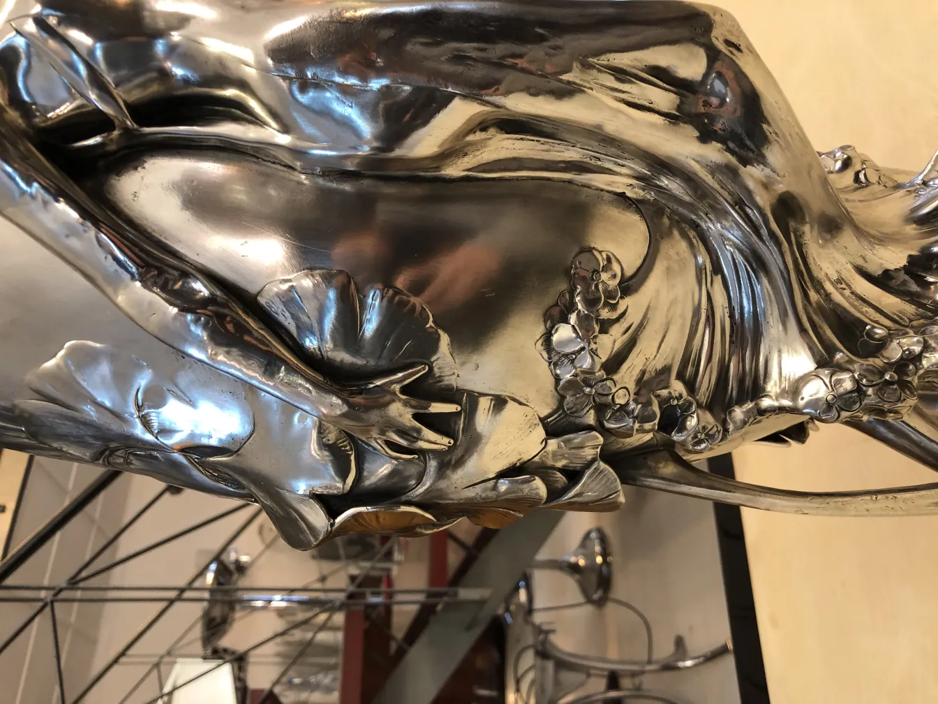 vaso de flores antigo com detalhes elegantes art nouveau