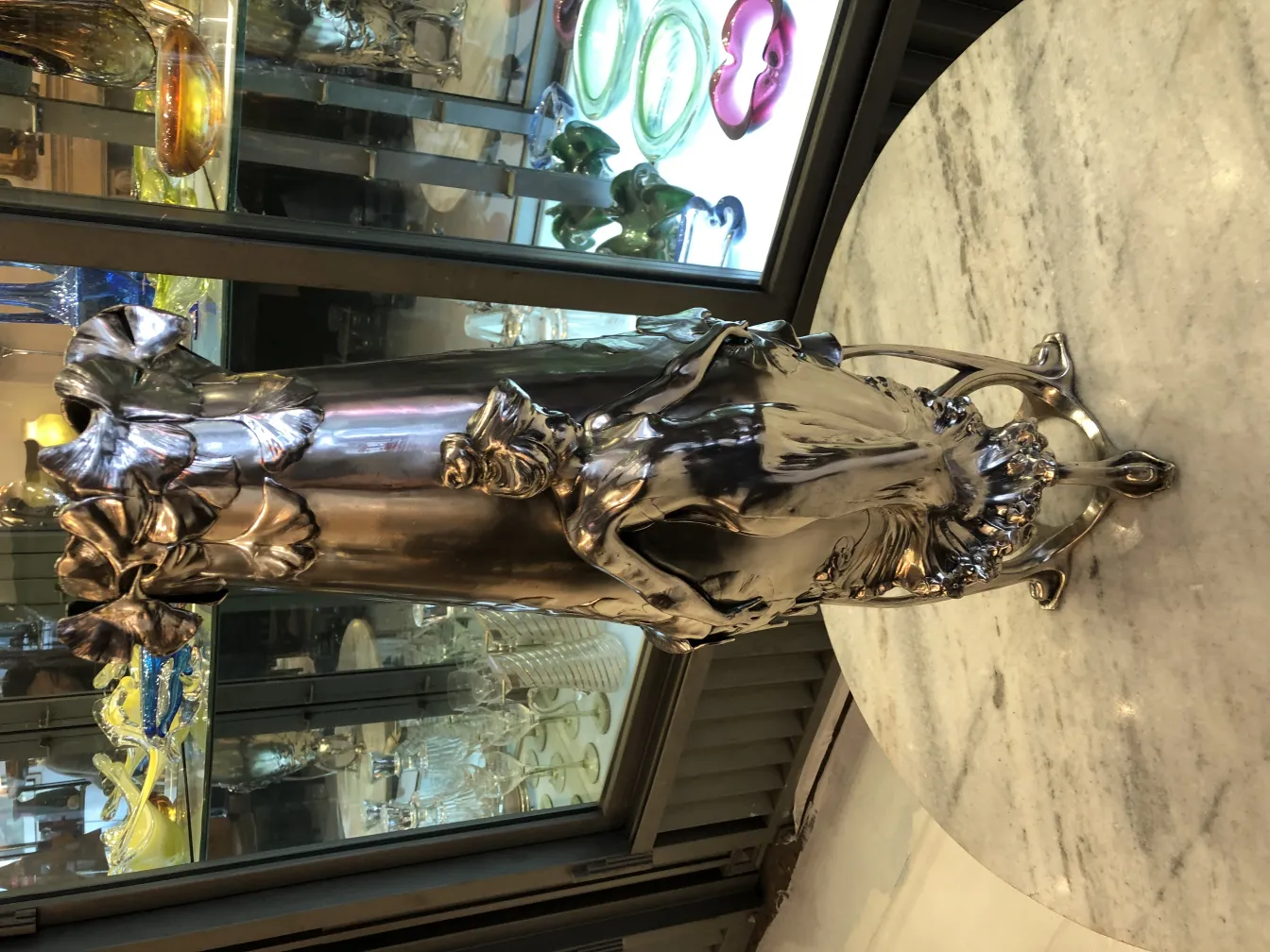 装饰有花朵的古董新艺术花瓶，光亮