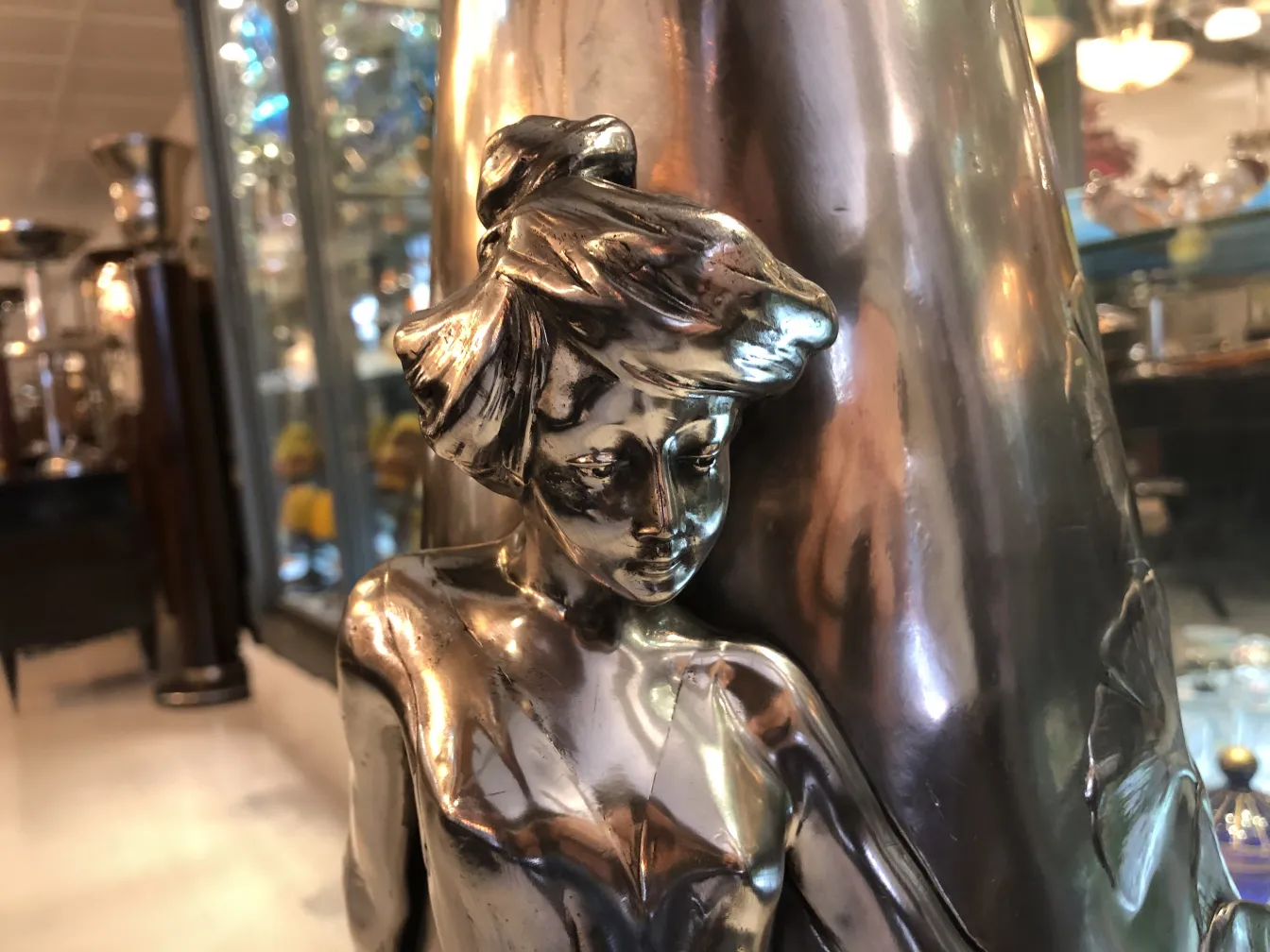antike vase verziert mit weiblicher figur im art nouveau stil