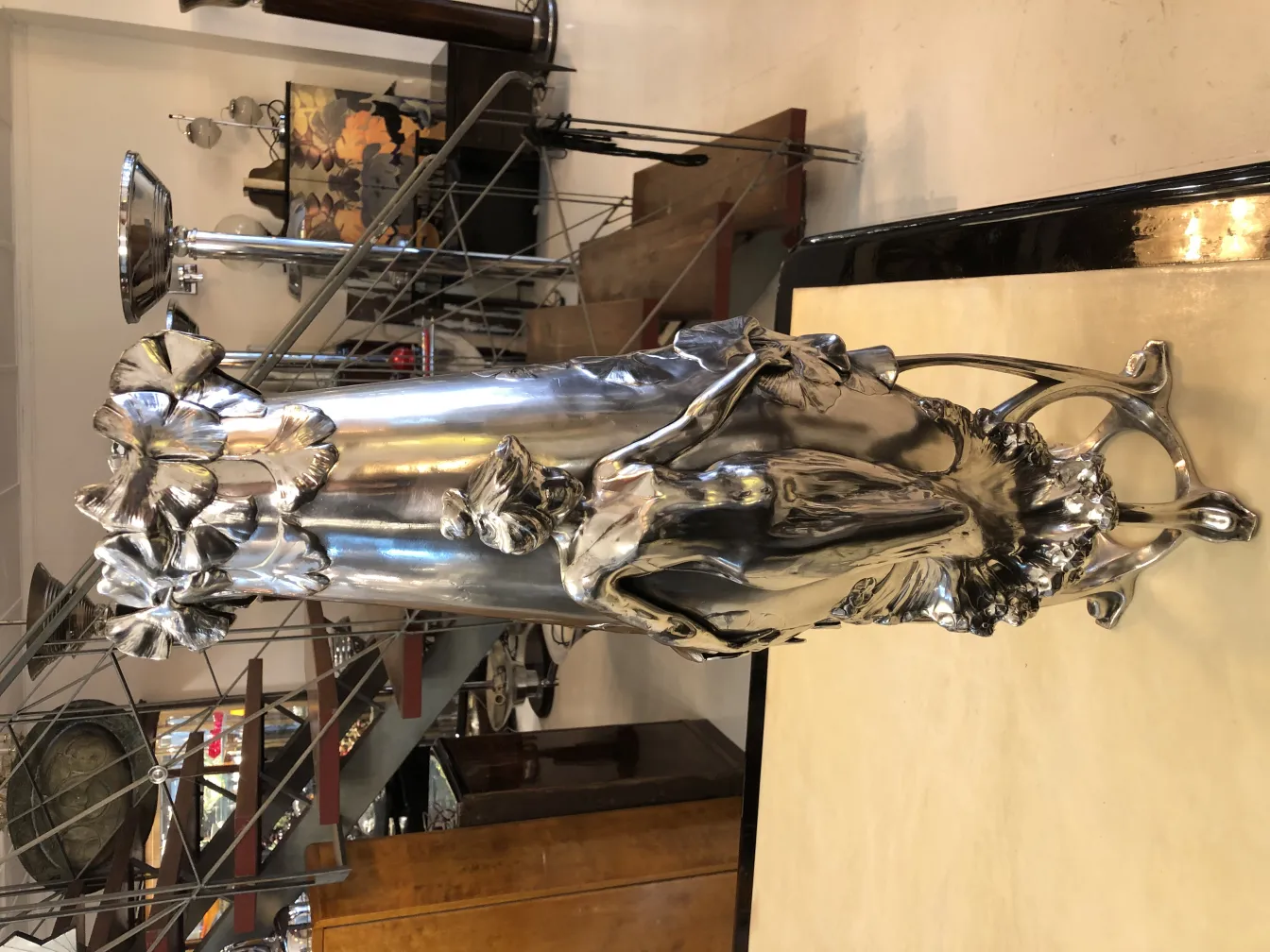 装飾的な花があるアールヌーボデザインのアンティーク花瓶