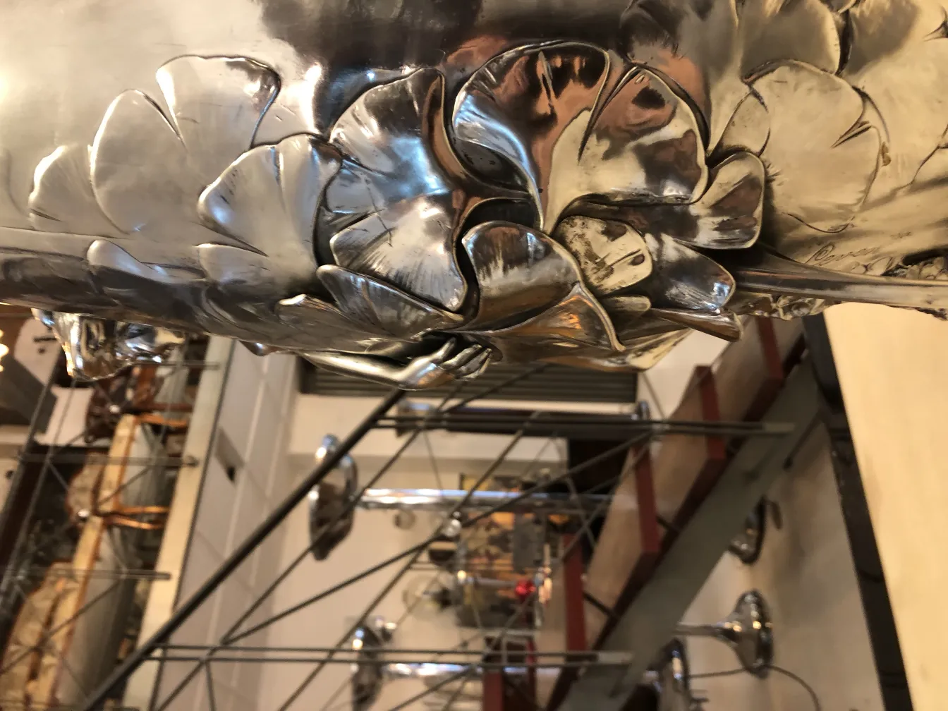 vase ancien avec détails décoratifs floraux dans un cadre classique