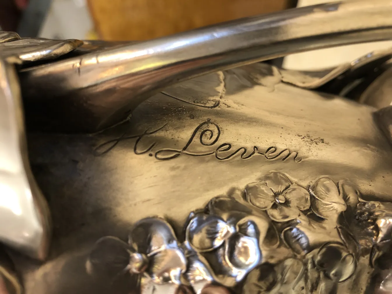 antike metallvase mit floralen gravuren