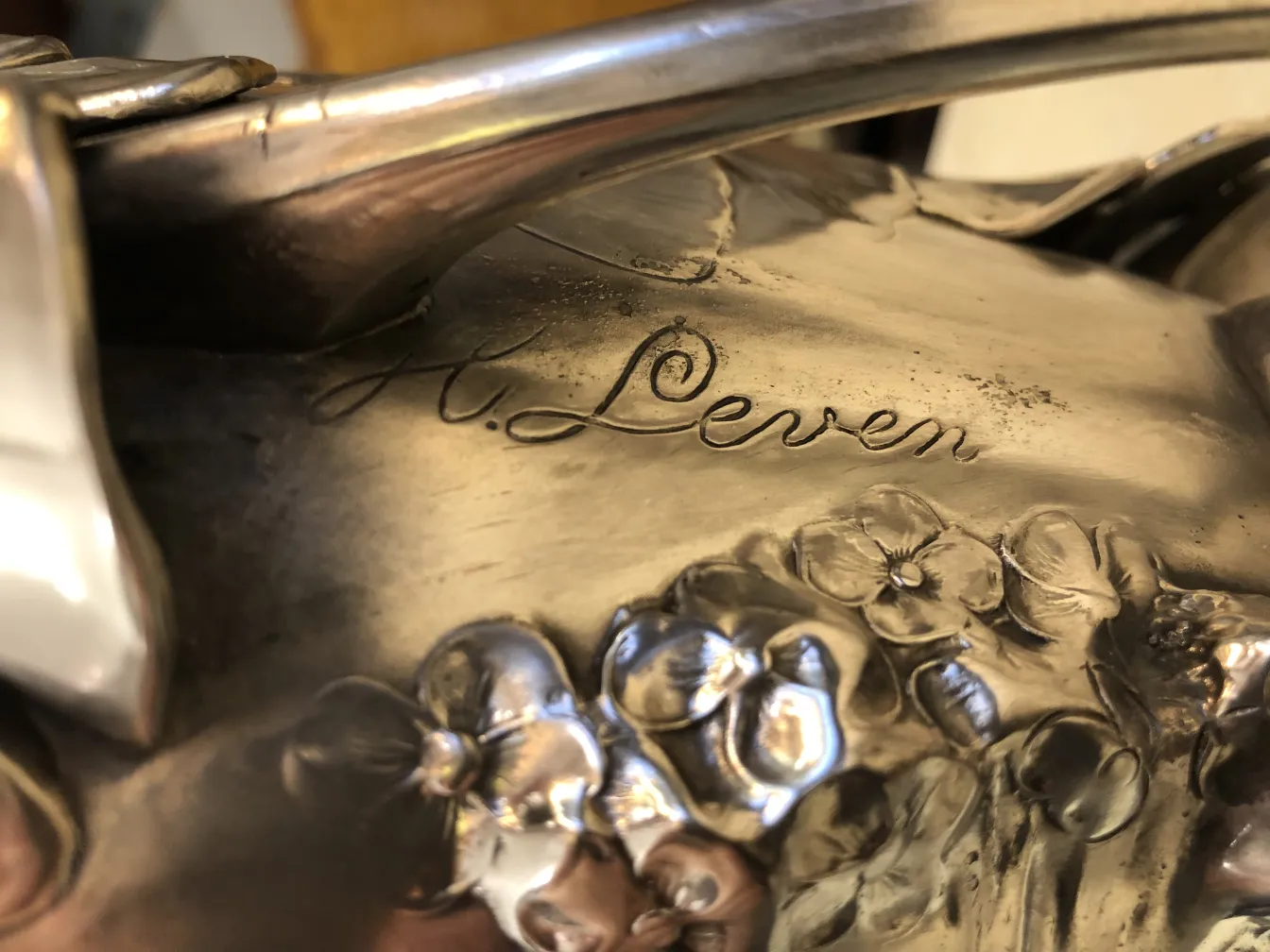 antike vase, dekoriert mit blumen und gravur