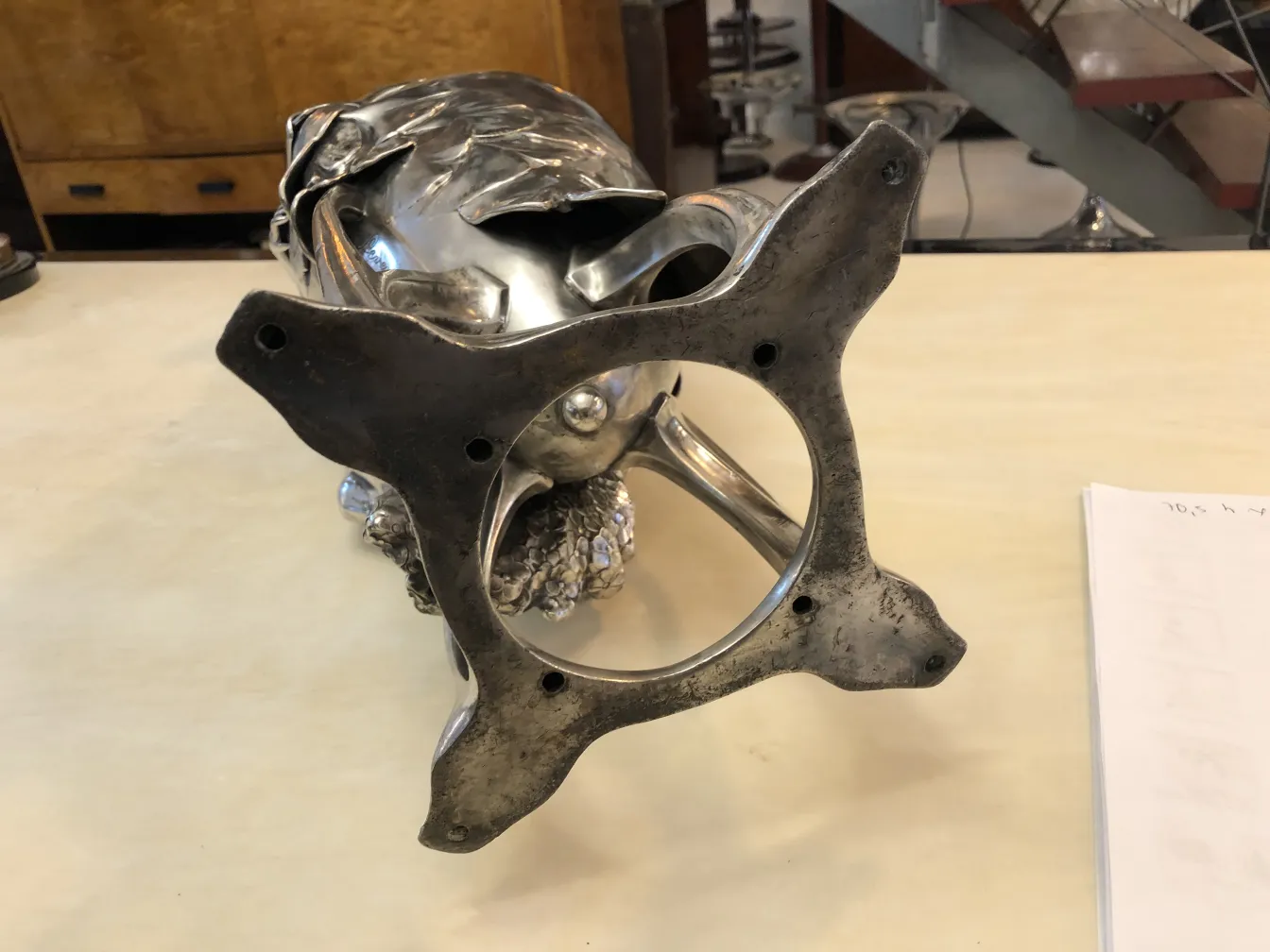 مزهرية قديمة زخرفية مع تفاصيل زخرفية